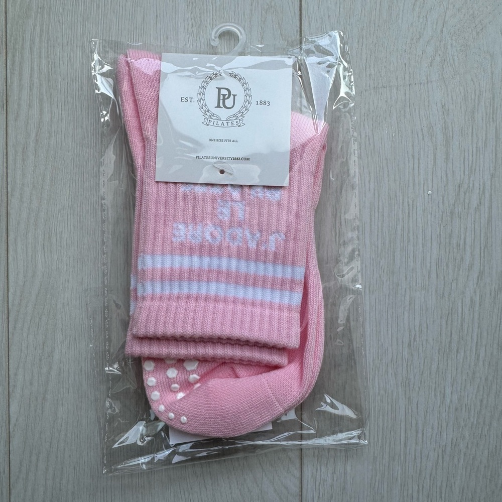 Pilates University J’ ADORE LE PILATES Baby Pink Crew Socks NWT